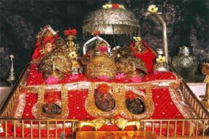 प्राकृतिक गुफा के रास्ते श्रद्धालु कर रहे वैष्णो देवी मंदिर में दर्शन 