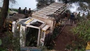  ट्रक पलटने से 16 मजदूरों की मौत