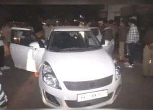 कार में मिले जिम ट्रेनर और युवती, दोनों के सिर पर गोली लगने से मौत       