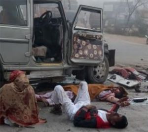 क्रूजर और स्विफ्ट कार में भिड़ंत, मां-बेटी समेत तीन की मौत, 8 गंभीर