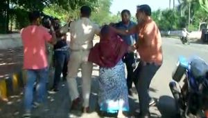   विधानसभा के बाहर बेटे के साथ महिला ने किया आत्मदाह का प्रयास