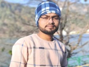 दो गुटों में फायरिंग, ठेले पर अंडा रोल खा रहे युवक की मौत