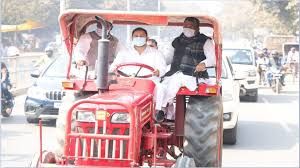  तेजस्वी ट्रैक्टर चलाकर बिहार विधानसभा पहुंचे