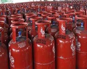 रसोई गैस सिलेंडर 25 रुपये और महंगा हुआ 
