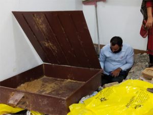  20 फीट की सुरंग बनाकर डॉक्टर के घर में घुसे, बेसमेंट में रखे लोहे के बक्सों से ले गए चांदी 