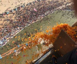  माघी पूर्णिमा के स्नान पर्व पर जुटी भीड़, हेलीकाप्टर से हुई पुष्प वर्षा