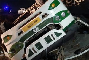 बारातियों से भरी बस पलटी, दो की मौत, 40 से ज्यादा घायल