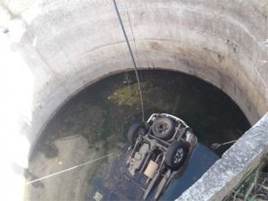 कुएं में गिरा वाहन, टीआई और आरक्षक की मौत