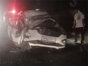 कार-ट्रक की भिड़ंत, 2 बच्चों समेत 3 की मौत