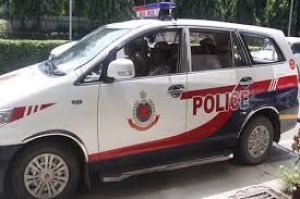 पुलिस के एएसआई ने पीसीआर वैन में खुद को गोली मारी !