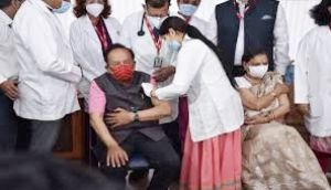 स्वास्थ्य मंत्री हर्षवर्धन और उनकी पत्नी ने लगवाया कोविड-19 रोधी टीका