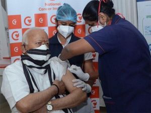 गडकरी, मोहन भागवत ने टीके की पहली खुराक लगवाई