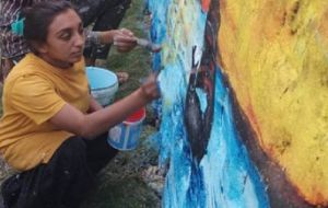 गिरने से हो जाता है फ्रैक्चर, अब तक हुए 19 ऑपरेशन, 6 महीने बेड रेस्ट और 6 महीने करती हैं पेंटिंग