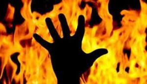  उधार दिया पैसा मांगने गई महिला को पेट्रोल डालकर जलाया