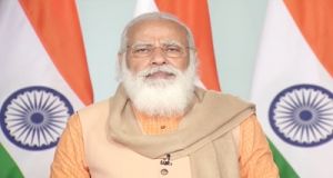  प्रधानमंत्री ने श्रीमद्भगवद्गीता की पांडुलिपि के साथ इसके श्लोकों पर 21 विद्वानों के भाष्य जारी किये