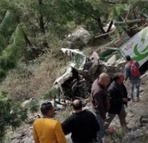 खाई में गिरी बस, आठ लोगों की मौत