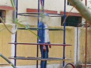 गार्डन के झूले में फंदे से लटकी मिली युवक की लाश