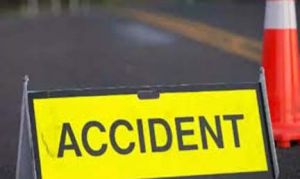  बेकाबू ट्रक की टक्कर से कार के परखच्चे उड़े; महिला समेत दो की मौत