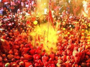  बरसाना में रिमझिम फुहारों संग बरसी लाठियां, अलौकिक आनंद में डूबे श्रद्धालु