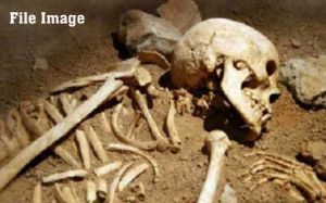  दो साल पहले खरीदा था मकान, फर्श ऊंचा उठाने के लिए खुदाई में मिले एक महिला और दो बच्चों के कंकाल