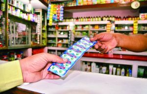  बिना पर्ची सर्दी-खांसी दवा बेच रहे मेडिकल दुकानों पर कार्रवाई