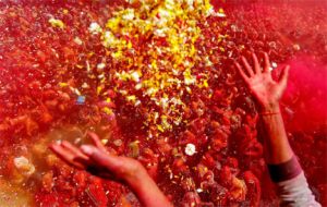  कोविड-19 के कारण फूलों से होली मनाएंगे साधु