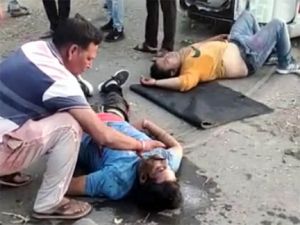 अज्ञात वाहन से टकराकर पलटी कार, दो की मौत, 3 घायल