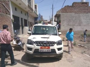 कारोबारी ने पत्नी, बेटे और बेटी की गला काटकर हत्या कर दी ! खुद भी फांसी लगाकर जान दी !