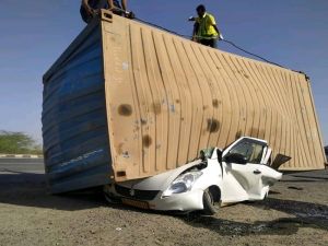 कार पर गिरा मार्बल से भरा कंटेनर, महिला समेत 4 की मौत