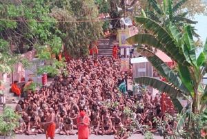 जूना अखाडा में नागा संन्यासियों का दीक्षा संस्कार शुरू