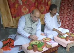  शाह ने बंगाल में रिक्शा चलाने वाले एक व्यक्ति के यहां दोपहर का भोजन किया