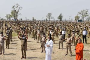 सुरक्षाकर्मियों ने मास्क के आकार की मानव श्रृंखला बनाई