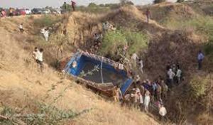  ट्रक पलटने से 10 श्रद्धालुओं की मौत, करीब 40 अन्य घायल