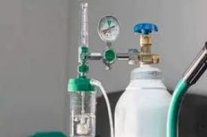  मांग पूरी करने की खातिर सरकार ने उद्योगों को ऑक्सीजन आपूर्ति पर प्रतिबंध लगाया