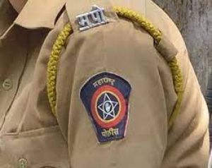 पुलिसकर्मियों ने युवती को आत्महत्या करने से बचाया