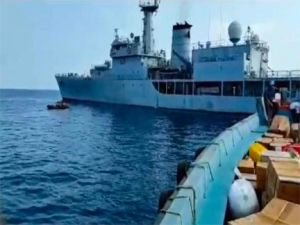  भारतीय नौसेना का जहाज ऑक्सीजन सिलेंडर लेकर पोर्ट ब्लेयर पहुंचा
