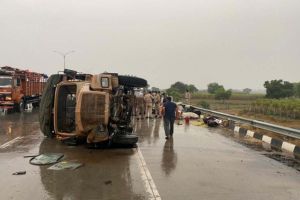   ट्रक पलटने से पीएसी के 15 जवान घायल