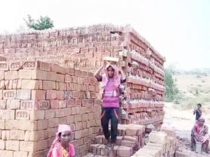  ईंट के भट्टे में काम करने को मजबूर फुटबॉलर की मदद करे झारखंड सरकार: महिला आयोग