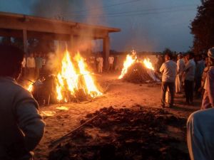  पिता के अंतिम संस्कार की हो रही थीं तैयारियां, बेटे ने भी घाट पर तोड़ा दम... एक साथ जलीं पिता-पुत्र की चिताएं