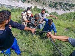  वाहन के खाई में गिरने से पांच लोगों की मौत