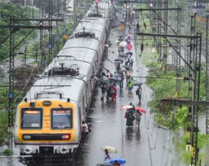  मुंबई में मानसून ने दी दस्तक, भारी बारिश के बाद लोकल ट्रेन सेवाएं निलंबित
