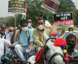  कांग्रेस ने पेट्रोल-डीजल की बढ़ी हुई कीमतों के खिलाफ सांकेतिक प्रदर्शन किया