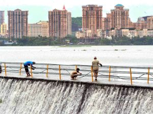  भारी बारिश की वजह से मुंबई की पवई झील भरी