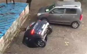  कंक्रीट के फर्श में गड्ढा होने से पानी में डूबी पूरी कार, वीडियो वायरल