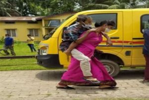  कोरोना संक्रमित ससुर को पीठ पर उठाकर बहू पहुंची अस्पताल, फोटो खींचते रहे, मदद के लिए कोई नहीं आया