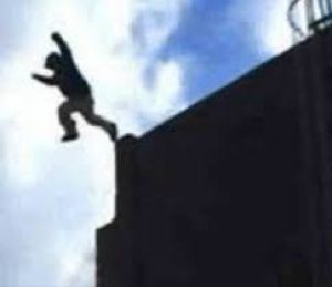  घर में प्रेमी को बुलाया, तभी आ गया पति, फिर प्रेमी के साथ मिलकर पति को छत से फेंका..