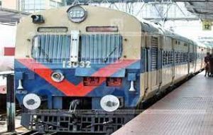  रेलवे ने यात्रियों की बढ़ती मांग पर इस महीने 660 और रेलगाडिय़ां चलाने का फैसला किया