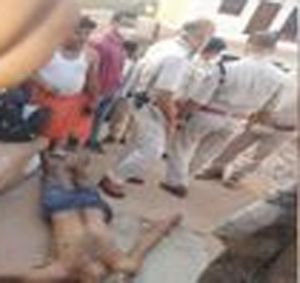 घर के बाहर मिला प्रेमी का शव, युवती बोली- साथ सुसाइड करना चाहते थे, वो फंदे पर पहले लटक गया, घबराकर बाहर फेंक दिया