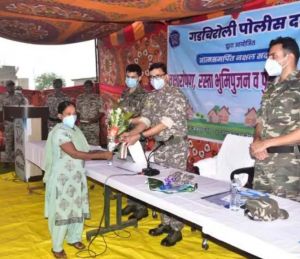  छह लाख रुपये की इनामी महिला नक्सली ने किया समर्पण 