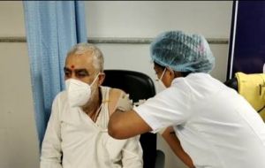  केंद्रीय स्वास्थ्य राज्यमंत्री अश्विनी चौबे और उनकी पत्नी ने कोविड-19 टीके की दूसरी खुराक ली